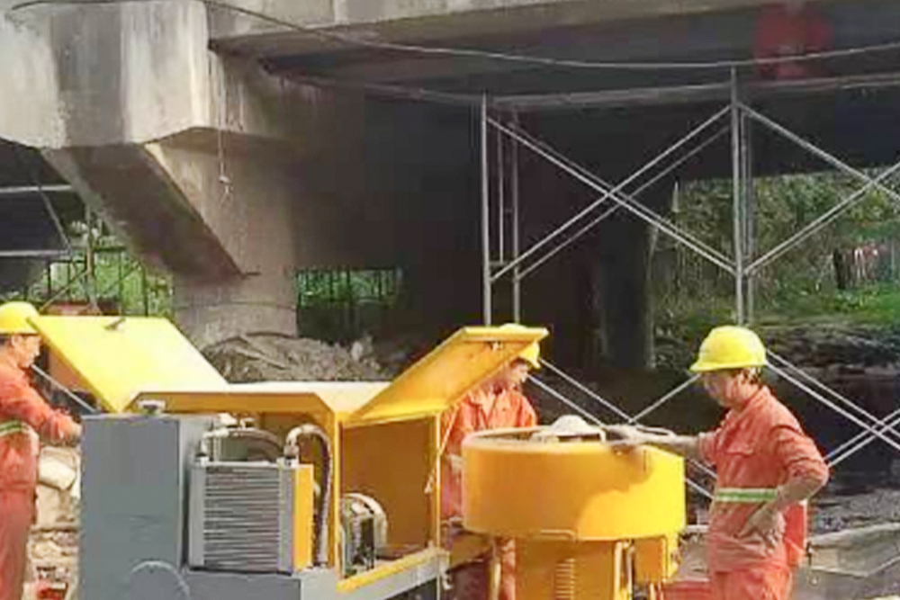 Construction site for reinforcement and repair of inner lining of elevated bridge box girder